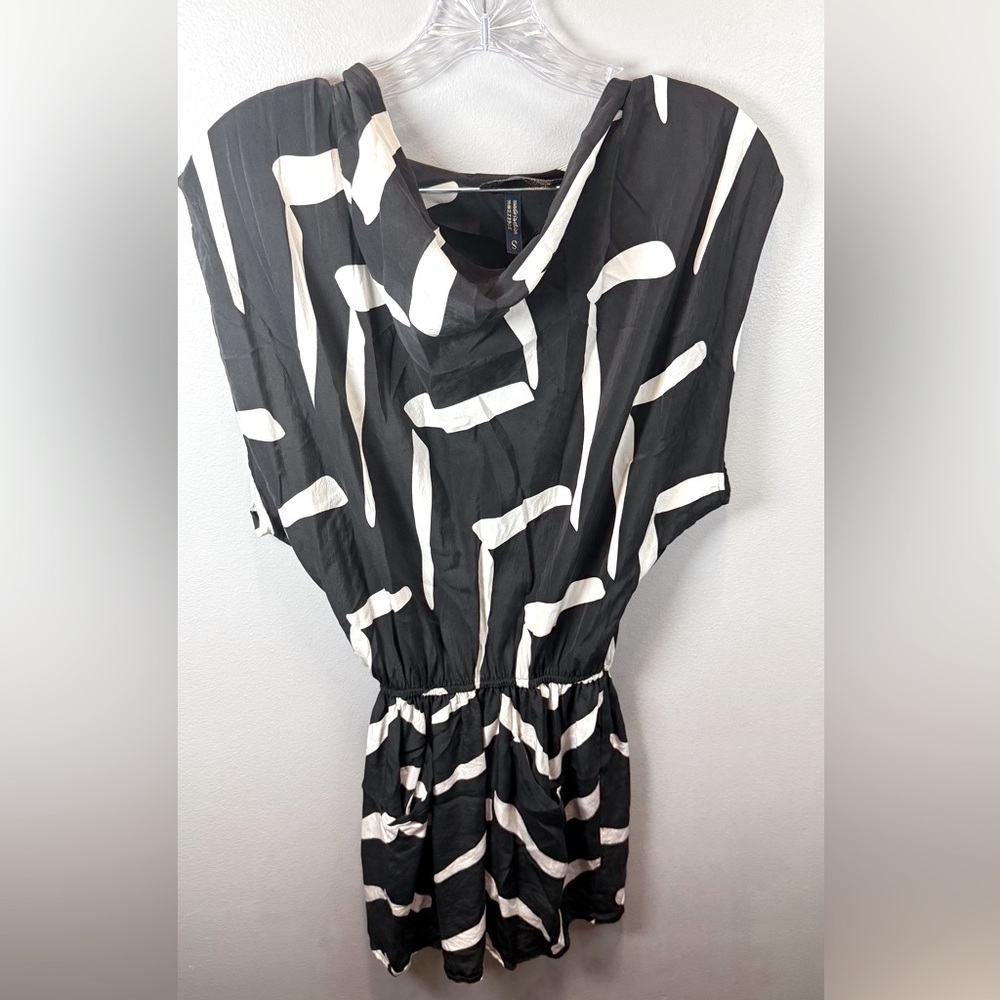 Yumi Kim Women's Short Sleeve Black/White Abstract Print Silk Romper Size Small